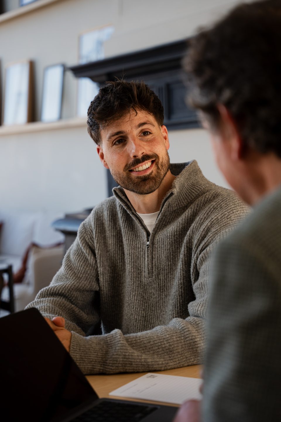 One-on-one conversation between an entrepreneur and a TaxMate adviser