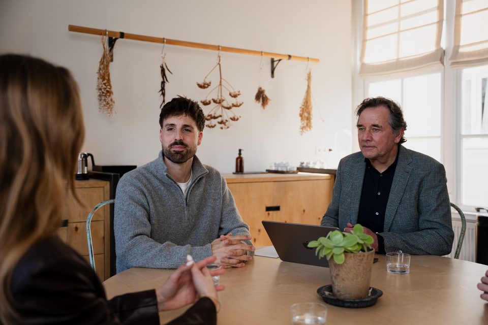 Several entrepreneurs in conversation with TaxMate around the table