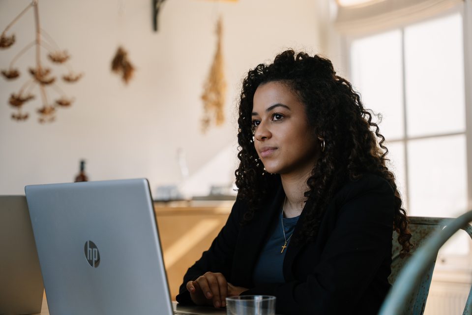 Ondernemer werkt geconcentreerd op een laptop aan de administratie