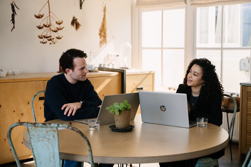 Several entrepreneurs in conversation with TaxMate around the table