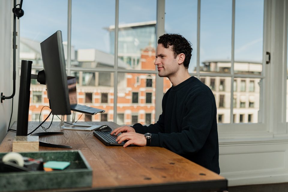 Developer werkt aan MyTaxMate op kantoor aan de Singel in Amsterdam